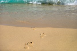 hem sand footprints