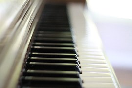 piano down side