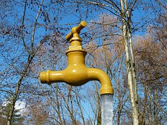 lying-water-faucet